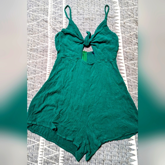 UK2LA Pants - UK2LA women’s green short romper, size Lg